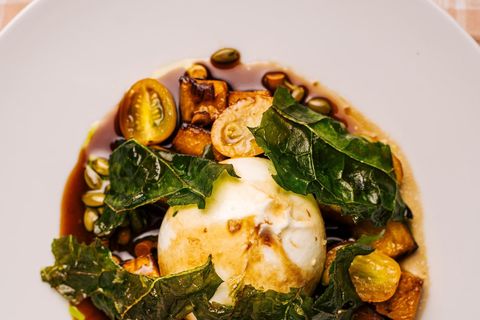 Burrata da Birosca servida com abóbora, tomates amarelos, couve e castanhas