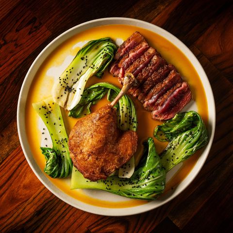 Prato do Glouton com carne grelhada, folhas verdes e molho amarelo